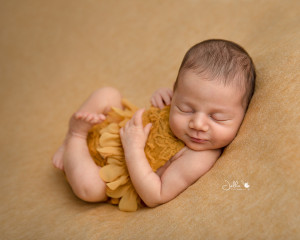 Newborn in yellow herfst geel Jelkafotografie