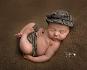 Newborn jongen met een petje