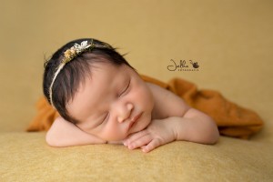 hands on chin newborn