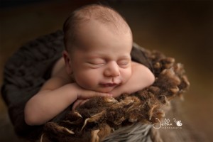 prop chin on hands newborn